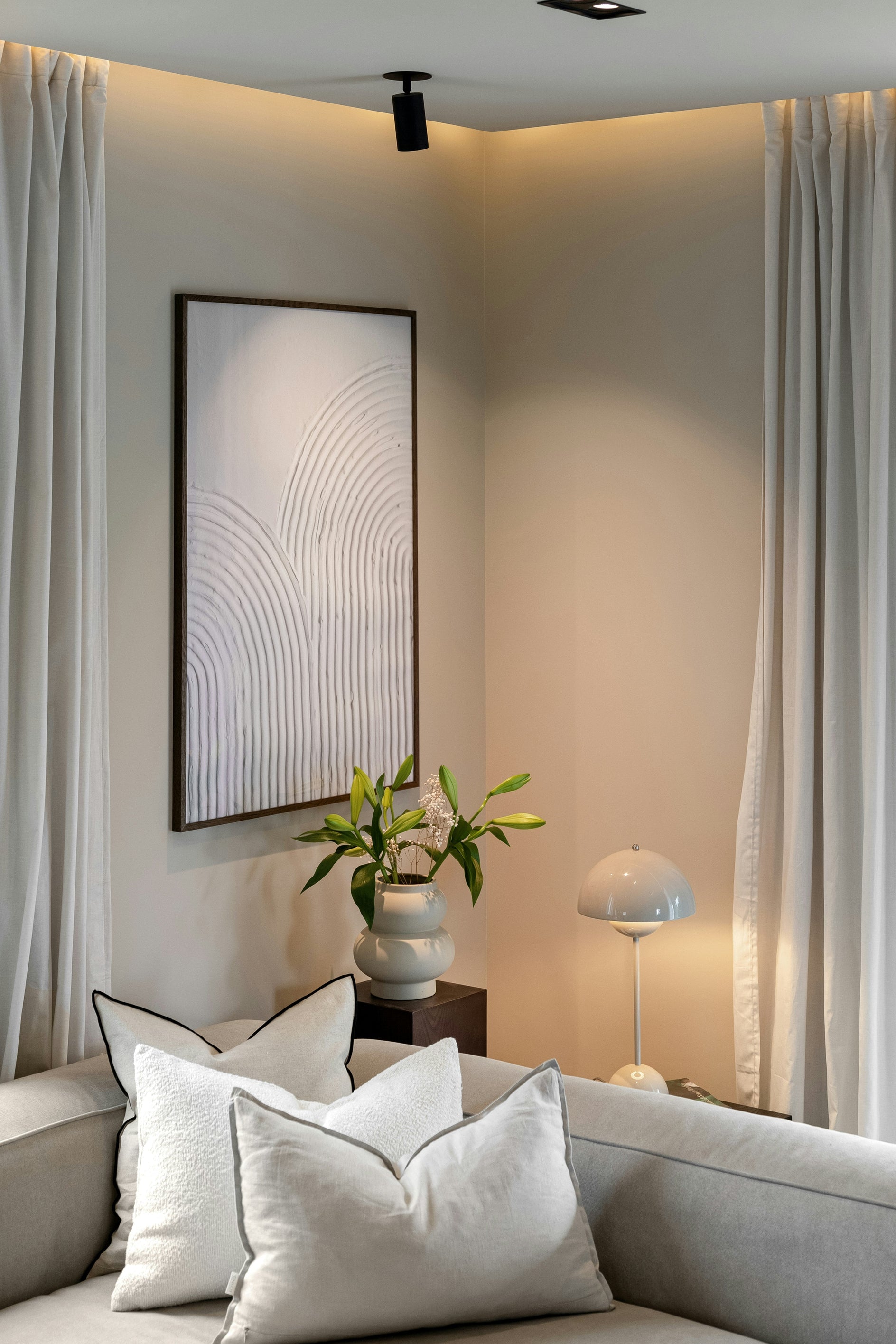 CUSHIONS & THROWS